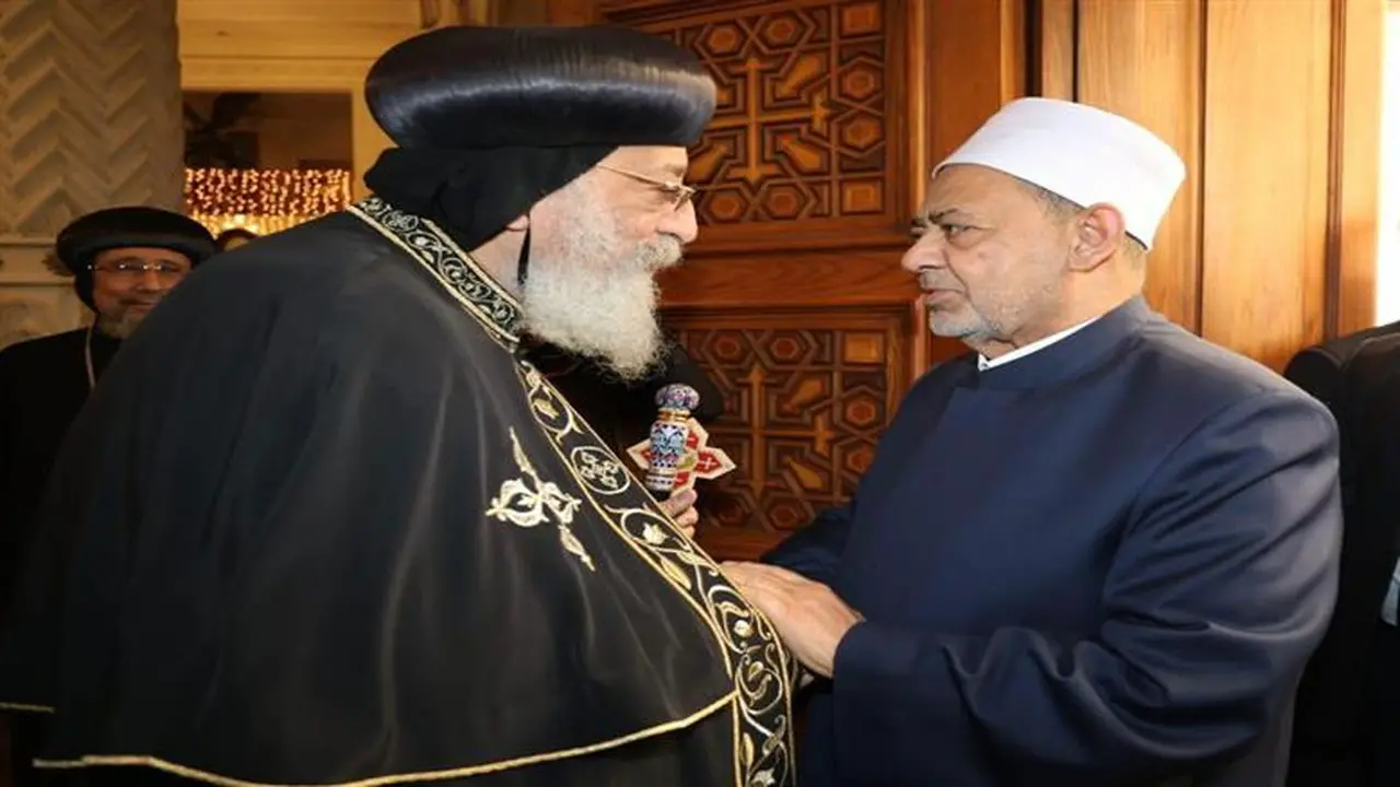 اتصال هاتفي.. شيخ الأزهر يطمئن على صحة البابا تواضروس الثاني بعد وعكة مفاجئة